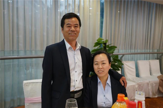 博皓家人們歡聚一堂,把酒言歡,開(kāi)懷暢飲