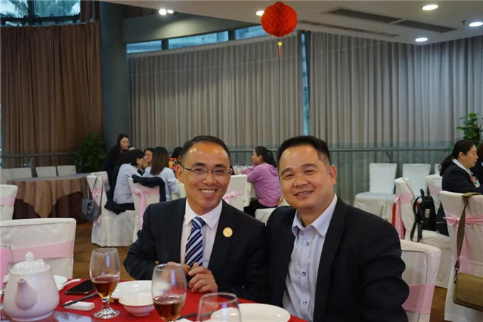 博皓家人們歡聚一堂,把酒言歡,開(kāi)懷暢飲-2