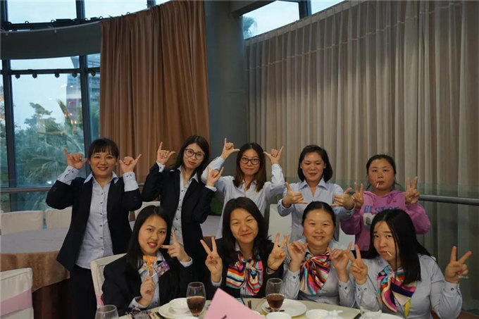 博皓家人們歡聚一堂,把酒言歡,開(kāi)懷暢飲-3