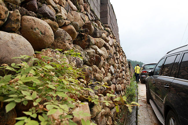 油石鄉梅嶺小學路口較窄，車隊只能停在路邊，步行上去