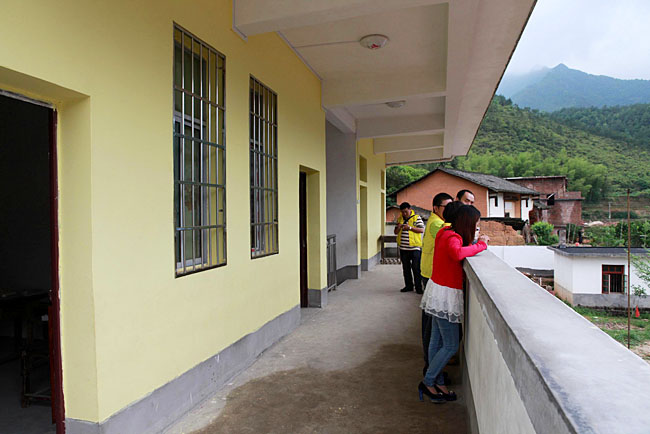 梅嶺小學位置較偏僻，在群山懷抱之中